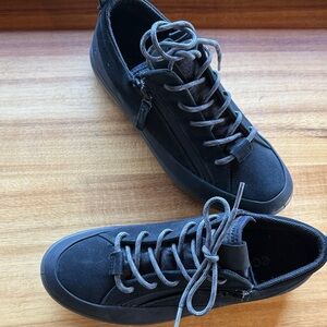 Ecco Women's Soft 6 Tred Gore-Tex
Zip Sneakers in black